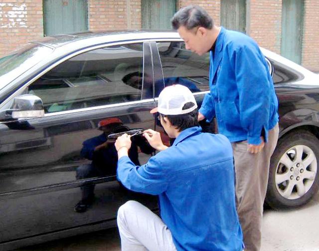 江汉区汽车钥匙丢在车里面怎么办?